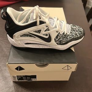 Nike Kyrie Low 5 Court Shoe